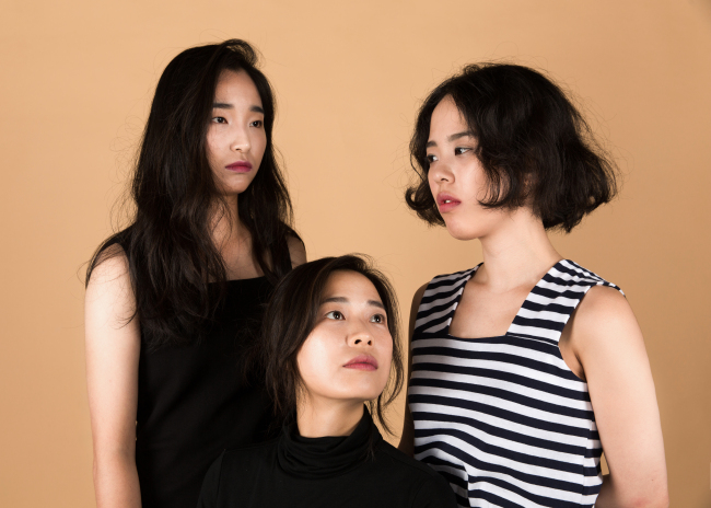 밴드 트램폴린이 정규 3집을 발표했다. 왼쪽부터 김나은(기타), 차효선(신시사이저ㆍ보컬), 정다영(베이스). [사진 제공=파스텔뮤직]
밴드 트램폴린이 정규 3집을 발표했다. 왼쪽부터 김나은(기타), 차효선(신시사이저ㆍ보컬), 정다영(베이스). [사진 제공=파스텔뮤직]