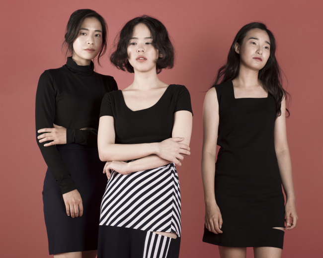 밴드 트램폴린이 정규 3집을 발표했다. 왼쪽부터 차효선(신시사이저ㆍ보컬), 정다영(베이스). 김나은(기타). [사진 제공=파스텔뮤직]
밴드 트램폴린이 정규 3집을 발표했다. 왼쪽부터 차효선(신시사이저ㆍ보컬), 정다영(베이스). 김나은(기타). [사진 제공=파스텔뮤직]