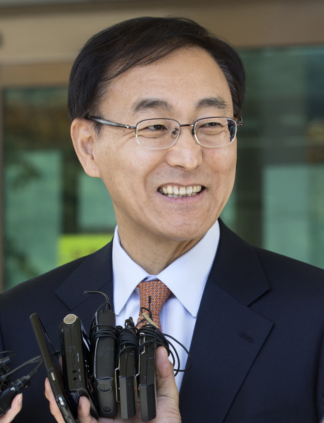 <YONHAP PHOTO-1931> 환한 미소 짓는 김수남 검찰총장 내정자 (서울=연합뉴스) 윤동진 기자 = 차기 검찰총장 내정자인 김수남 대검찰청 차장이 30일 오전 서울 서초구 대검찰청에서 취재진의 질문에 답하고 있다. 2015.10.30 mon@yna.co.kr/2015-10-30 12:18:43/ <저작권자 ⓒ 1980-2015 ㈜연합뉴스. 무단 전재 재배포 금지.>
Kim Soo-nam