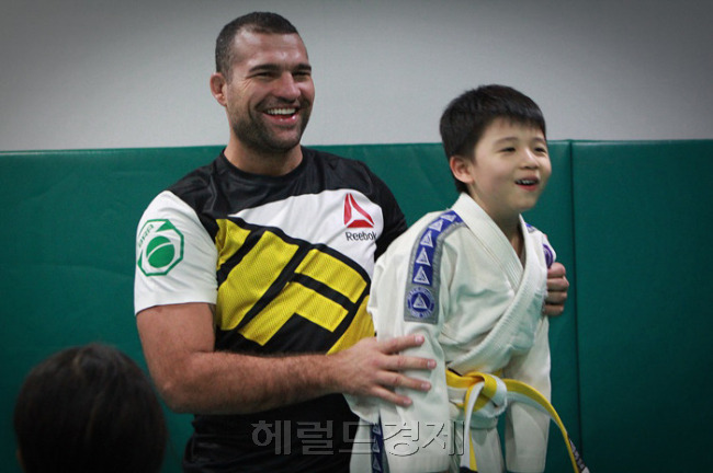 마우리시우 쇼군 후아가 주짓수 도복 차림의 수련아동을 다독이며 격려하고 있다. [사진제공=무진(www.moozine.net)]