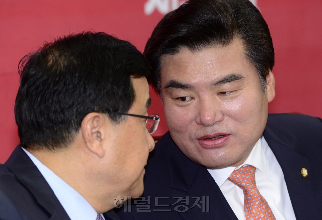 원유철 새누리당 원내대표가 지난 30일 오전 서울 여의도 국회에서 열린 원내대책회의에서 김정훈 정책위의장과 이야기를 나누고 있다. 박해묵 기자/mook@heraldcorp.com
