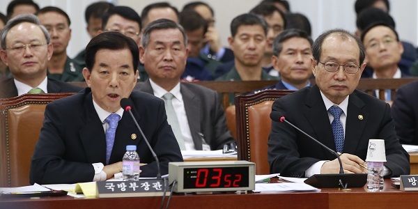 Defense Minister Han Min-koo (left) and Defense Acquisition Program Administration Minister Chang Myoung-jin attend the National Assembly's Defense Committee meeting on Friday.  Yonhap