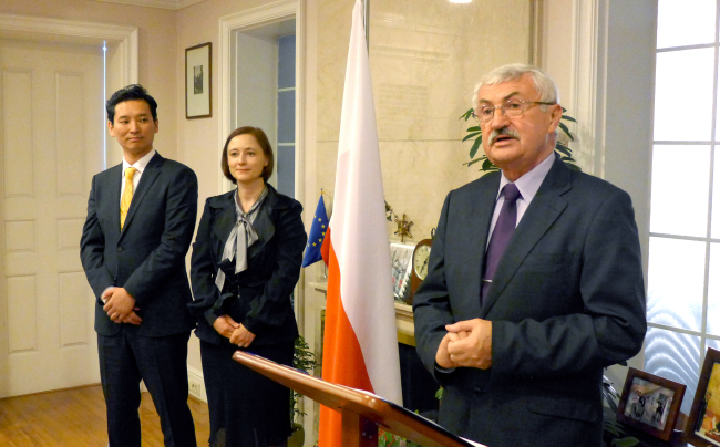 Polish Ambassador Krzysztof Ignacy Majka (right) awards human rights activist Joanna Hosaniak (center) and composer Ryu Jea-joon for their contributions to promoting Poland in Korea at his residence in Seoul on Thursday.   Joel Lee/The Korea Herald