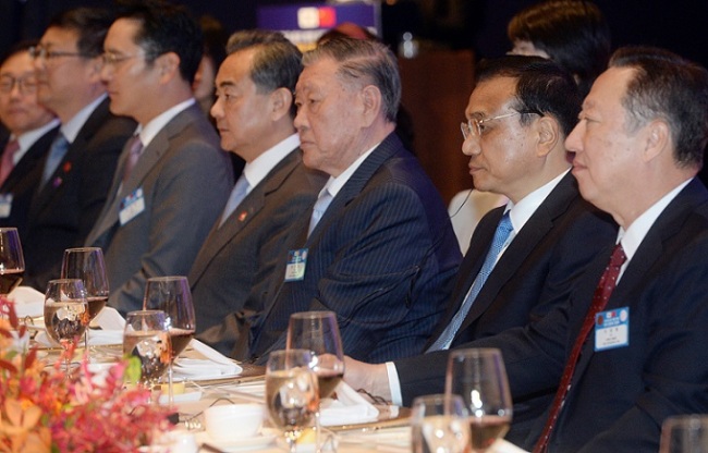 Chinese Premier Li Keqiang meets with South Korean business leaders in a meeting hosted by the KCCI in Seoul on Sunday. From right, KCCI chairman Park Yong-maan, China’s premier Li Keqiang, Hyundai Motor Group chairman Chung Mong-koo, China’s Foreign Minister Wang Yi and Samsung Group vice chairman Lee Jae-yong. (Yonhap)