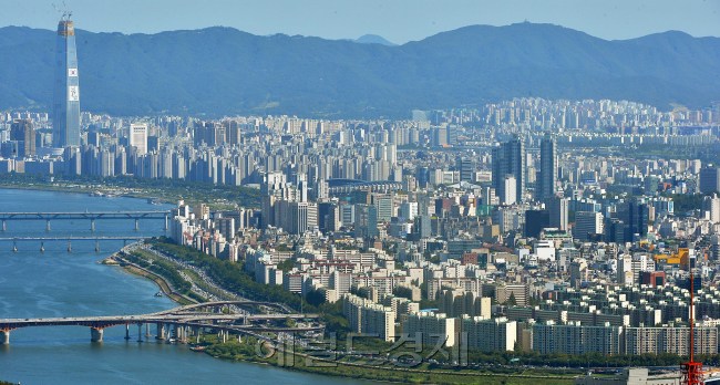 지난달 서울에서 맺어진 전월세 거래량 가운데 월세 거래가 차지하는 비중은 41.7%로, 1년전과 비교해서 10% 가까이 증가한 것으로 나타났다. 사진은 서울 한강변 아파트단지 전경.
이상섭 기자/babtong@heraldcorp.com