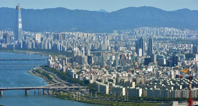 지난달 서울에서 맺어진 전월세 거래량 가운데 월세 거래가 차지하는 비중은 41.7%로, 1년 전과 비교해서 10% 가까이 증가한 것으로 나타났다. 사진은 서울 한강변 아파트단지 전경. 사진=이상섭 기자/babtong@heraldcorp.com