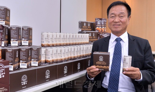 지난달 27일 서울 한솥 본사에서 만난 정흥원 찬차마요 시장이 찬차마요 생두로 만든 한솥의 커피 제품에 대해 설명하고 있다. 이상섭 기자/babtong@heraldcorp.com