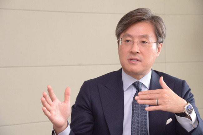 Kim Jong-han, chief representative of South Korea at Paul Hastings, talks to The Korea Herald at his office in Seoul.   Chung Hee-cho/The Korea Herald
