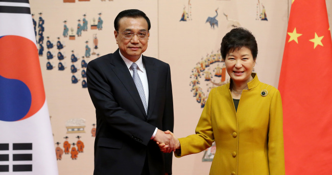 President Park Geun-hye and Chinese Premier Li Keqiang pose for a photo before their talks at Cheong Wa Dae last week. (Yonhap)