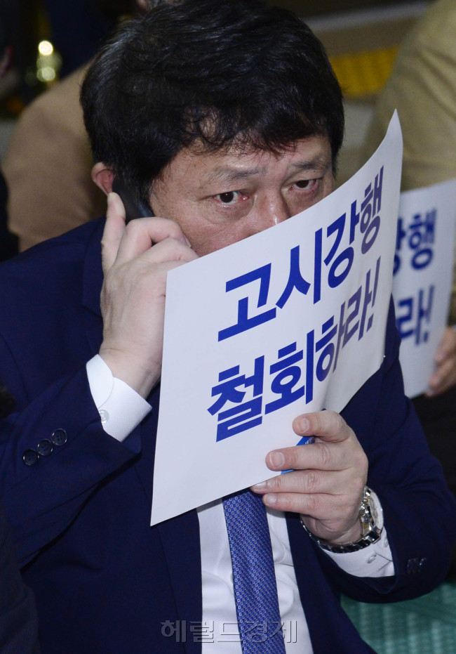 이종걸 새정치민주연합 원내대표를 비롯한 새정치민주연합의원들이 3일 오전 서울 여의도 국회 로텐더홀에서 국정화 확정고시를 반대하는 농성을 하고 있는 가운데 최재성 의원이 전화통화를 하고 있다. 박해묵 기자/mook@heraldcorp.com