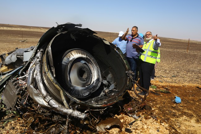 <YONHAP PHOTO-0083> (151101) -- ARISH CITY, Nov. 1, 2015 (Xinhua) -- Rescue workers investigate at the crash site of the Russian passenger airplane which crashed at the Hassana area in Arish city, north Egypt, on November 1, 2015. Egyptian and international investigators on Sunday have begun probing the reasons of the Russian plane that crashed in Egypt's Sinai peninsula on Saturday which killed all 224 on board. (Xinhua/Ahmed Gomaa)/2015-11-02 00:49:29/ <저작권자 ⓒ 1980-2015 ㈜연합뉴스. 무단 전재 재배포 금지.>
Rescue workers investigate the crash site of the Russian passenger airplane in the Hassana area of Arish city, northern Egypt, Sunday.   Xinhua-Yonhap