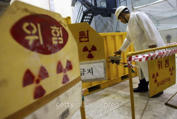 지난 2004년 9월 IAEA 사찰 결과에 따라 제조한 농축 우라늄 0.2g을 폐기하는 한국 원자력 연구원[자료=게티이미지]