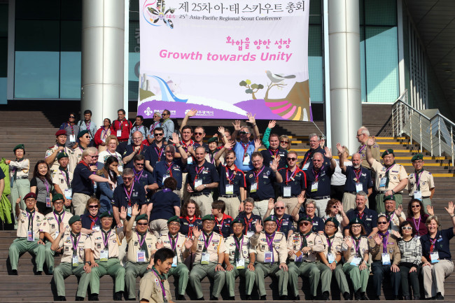<YONHAP PHOTO-2549> 우린 스카우트! (광주=연합뉴스) 형민우 기자 = 아시아·태평양 스카우트 최고 의결기구인 제25차 아·태 스카우트 총회가 3일 오후 광주 김대중컨벤션센터에서 열려 참가자들이 기념사진을 찍고 있다. 이번 총회는 '화합을 향한 성장(Growth toward unity)'을 주제로 40개국 700여명이 참석한 가운데 8일까지 열릴 예정이다. 2015.11.3 minu21@yna.co.kr/2015-11-03 17:21:09/ <저작권자 ⓒ 1980-2015 ㈜연합뉴스. 무단 전재 재배포 금지.>