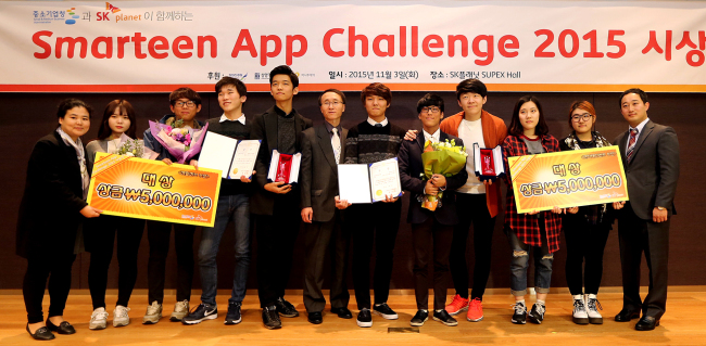 <YONHAP PHOTO-2658> '스마틴 앱 챌린지 2015' 시상식 (서울=연합뉴스) 3일 SK플래닛 경기도 판교 사옥에서 열린 '스마틴 앱 챌린지(SmarTeen App Challenge, STAC) 2015' 시상식에서 중소기업청 김형영 창업벤처국장(왼쪽 여섯번째)과 대상을 수상한 ‘참견쟁이 세종대왕(선린인터넷고)’팀과 ‘씨앗의 전설(한국애니메이션고)’팀이 기념촬영을 하고 있다. 2015.11.3 << 중기청 제공 >> photo@yna.co.kr/2015-11-03 17:51:24/ <저작권자 ⓒ 1980-2015 ㈜연합뉴스. 무단 전재 재배포 금지.>