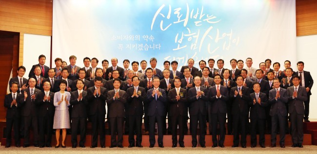 <YONHAP PHOTO-2530> 보험업계, 모집질서 개선을 위한 자율협약 체결 (서울=연합뉴스) 3일 서울 포스트타워에서 열린 '모집질서 개선을 위한 자율협약식'에서 진웅섭 금융감독원장, 이수창 생명보험협회장, 이춘근 보험대리점협회장, 장남식 손해보험협회장, 생-손보사 대표, 대리점 대표들이 기념촬영을 하고 있다. 이번 협약은 금융권 최초의 자율협약으로, 25개 생명보험사와 14개 손해보험사, 137개 보험대리점이 참여했다. 2015.11.3 << 생명보험협회 제공 >> photo@yna.co.kr/2015-11-03 17:16:06/ <저작권자 ⓒ 1980-2015 ㈜연합뉴스. 무단 전재 재배포 금지.>