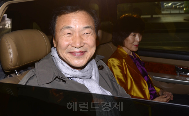 손학규 전 새정치민주연합 상임고문이 해외 강연 일정을 마치고 4일 오전 인천공항을 통해 귀국한 뒤 취재진의 질문에 답하고 있다. 박해묵 기자/mook@heraldcorp.com