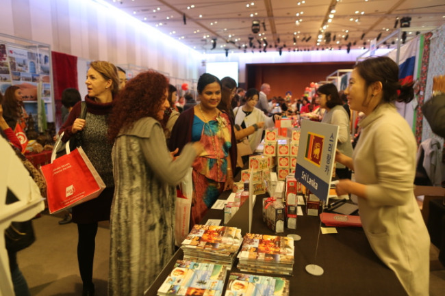 People look around last year’s SIWA and Diplomatic Community Bazaar in the 63 Building in Yeouido, Seoul.   SIWA