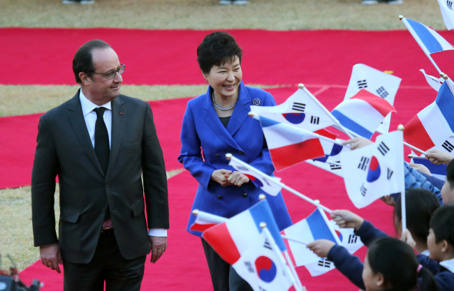 <YONHAP PHOTO-1915> 올랑드 프랑스 대통령 공식환영식 (서울=연합뉴스) 이정훈 기자 = 박근혜 대통령과 프랑수아 올랑드 프랑스 대통령이 4일 청와대에서 열린 공식환영식에서 의장대를 사열하고 나서 어린이들의 환영을 받고 있다. 2015.11.4 uwg806@yna.co.kr/2015-11-04 17:18:11/ <저작권자 ⓒ 1980-2015 ㈜연합뉴스. 무단 전재 재배포 금지.>
French President Francois Hollande (left) is welcomed by President Park Geun-hye at Cheong Wa Dae in Seoul on Wednesday.    Yonhap