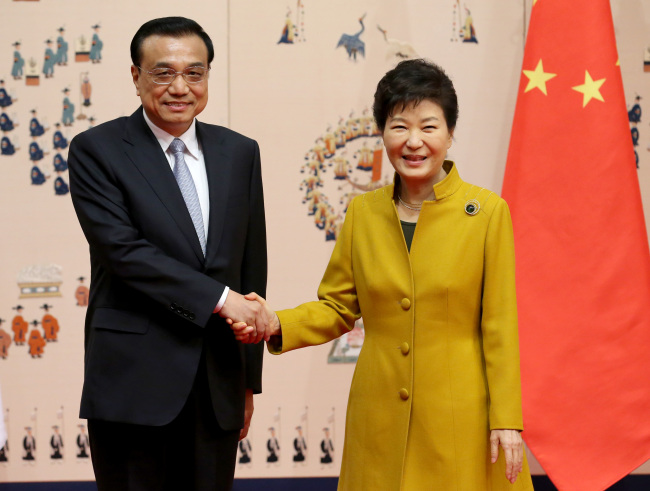 President Park Geun-hye and Chinese Premier Li Keqiang pose for a photo before their talks at Cheong Wa Dae last week. (Yonhap)