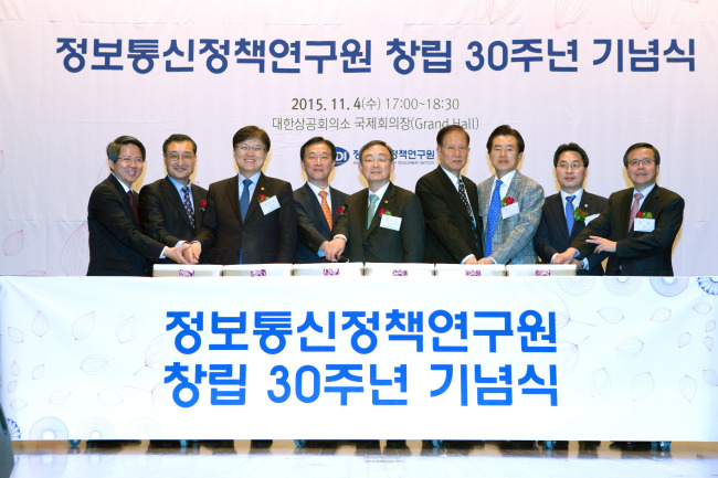 <YONHAP PHOTO-2918> KISDI 창립 30주년 기념식 (서울=연합뉴스) 최양희 미래창조과학부 장관(왼쪽에서 세번째)이 4일 오후 서울 중구 대한상공회의소 국제회의장에서 열린'정보통신정책연구원(KISDI) 창립 30주년 기념식'에 참석해 기념떡을 자르고 있다. 왼쪽에서 세 번째부터 최양희 미래창조과학부 장관, 김도환 정보통신정책연구원장, 최성준 방송통신위원회 위원장. 2015.11.4 << 미래창조과학부 >> photo@yna.co.kr/2015-11-04 21:25:18/ <저작권자 ⓒ 1980-2015 ㈜연합뉴스. 무단 전재 재배포 금지.>