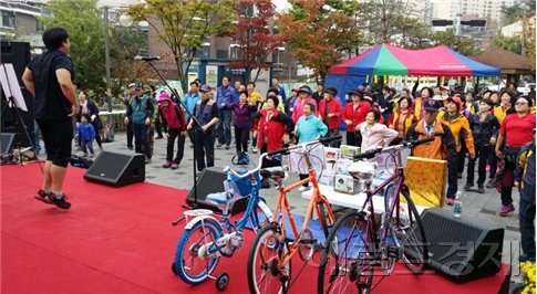▲걷기 전 준비 운동을 하는 마을 주민들