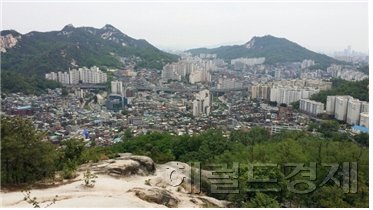 ▲북한산에서 내려다 본 홍은동, 홍제동 마을