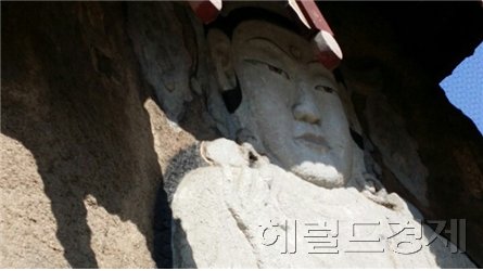 ▲섬세하고 우아한 마애존상