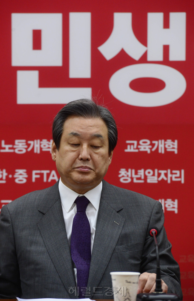 김무성 새누리당 대표가 5일 오전 서울 여의도 국회에서 열린 최고위원회의에서 굳은 표정을 짓고 있다. 새누리당은 이날부터 ‘이제는 민생입니다’라는 새 문구를 공개했다.