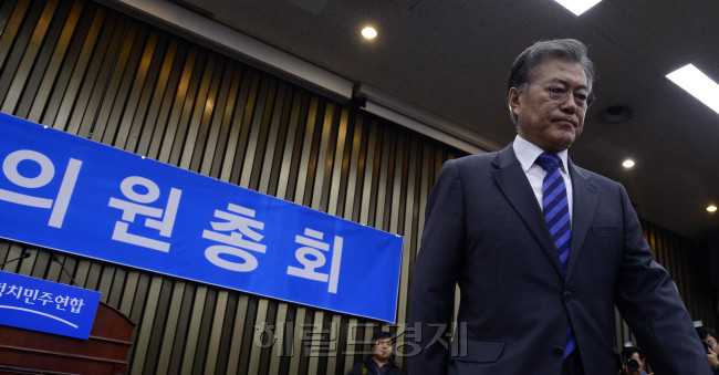 문재인 새정치민주연합 대표가 5일 오전 서울 여의도 국회에서 열린 의원총회에서 모두발언을 마친 뒤 자리로 이동하고 있다. 박해묵 기자/mook@heraldcorp.com