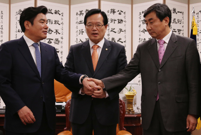 Rival party's whips, Rep. Lee Jong-kul of the NPAD(right) and Rep. Won Yu-chul, met with the National Assembly Speaker Chung Eui-hwa to discuss plans to resume parlimentary sessions. Yonhap