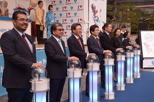 Participants including ASEAN-Korea Center Secretary-General Kim Young-sun (fourth from left) attend the launch ceremony for the ASEAN Roadshow at Cheonggyecheon Square in downtown Seoul, Thursday.  Chung Hee-cho/The Korea Herald