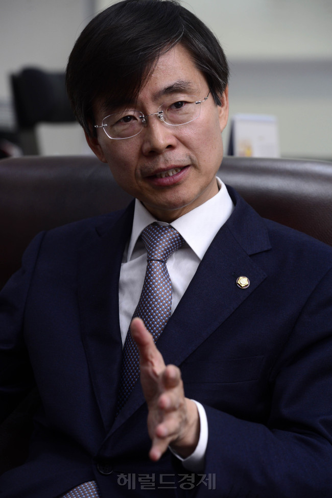 조경태 새정치민주연합 의원이 3일 오전 서울 여의도 국회 의원회관에서 본지와 인터뷰를 가지고 있다. 박해묵 기자/mook@heraldcorp.com