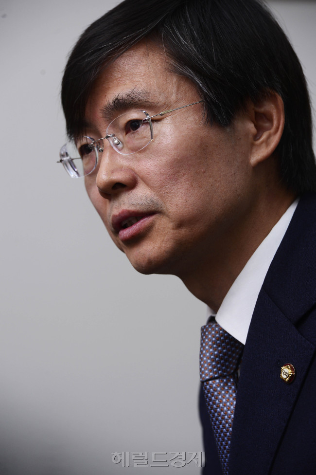 조경태 새정치민주연합 의원이 3일 오전 서울 여의도 국회 의원회관에서 본지와 인터뷰를 가지고 있다.
박해묵 기자/mook@heraldcorp.com