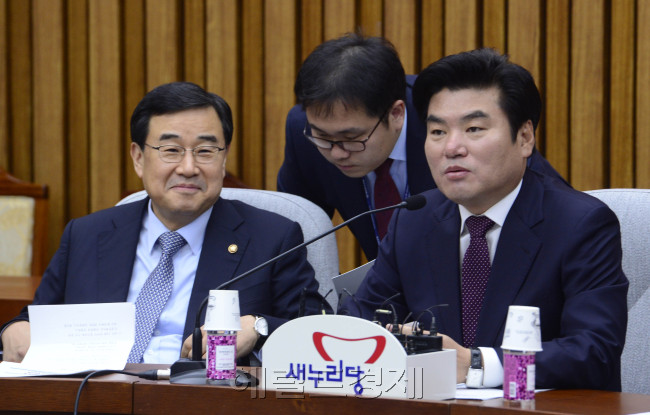 김정훈 새누리당 정책위의장(왼쪽)이 6일 서울 여의도 국회에서 열린 가뭄대책 등 민생현안대책회의에 참석했다.박해묵 기자/mook@herladcorp.com