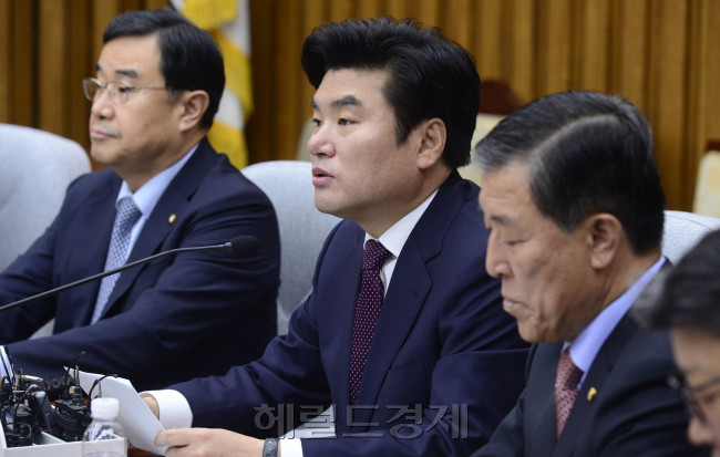 원유철 새누리당 원내대표가 6일 오전 서울 여의도 국회에서 열린 가뭄대책 등 민생현안대책회의에서 모두발언을 하고 있다. [박해묵 기자/mook@heraldcorp.com]