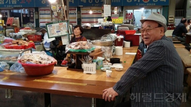 ▲멀리 이사 가서도 인왕시장을 자주 찾는다는 김옥연 할아버지