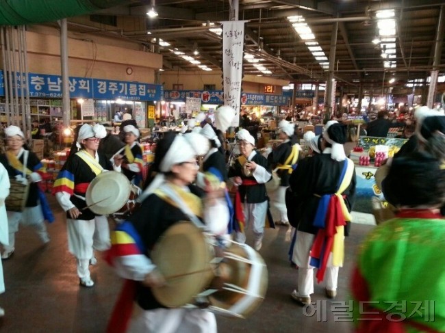 ▲전통시장 활성화를 바라는 마음으로 열리는 인왕시장 풍물축제