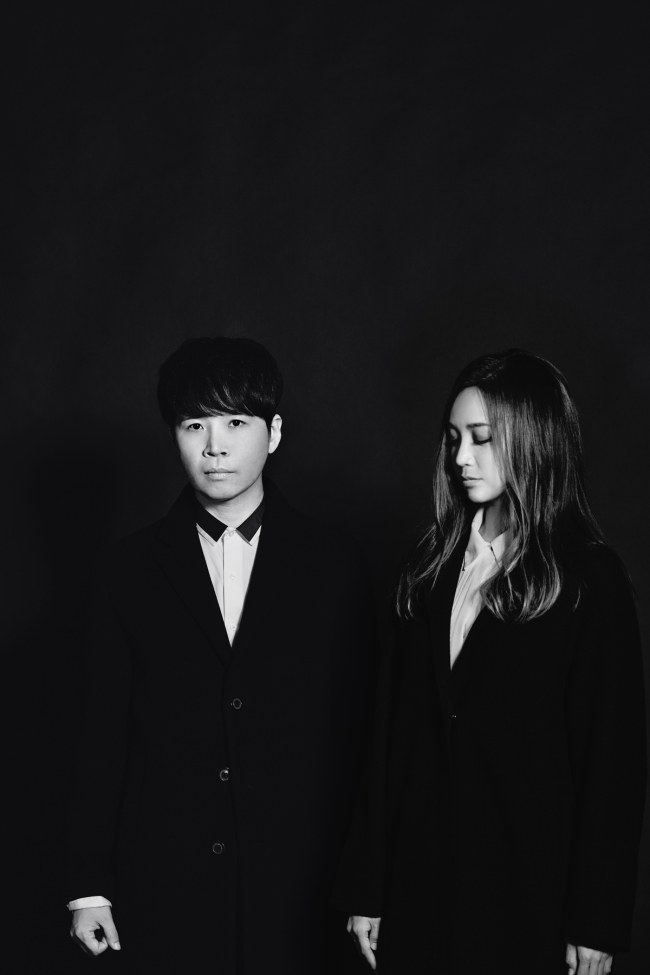 듀오 캐스커가 정규 7집 ‘그라운드 파트 1(gorund part 1)’을 발표했다. 왼쪽부터 이준오(프로듀싱ㆍDJ), 융진(보컬). [사진 제공=파스텔뮤직]
듀오 캐스커가 정규 7집 ‘그라운드 파트 1(gorund part 1)’을 발표했다. 왼쪽부터 이준오(프로듀싱ㆍDJ), 융진(보컬). [사진 제공=파스텔뮤직]