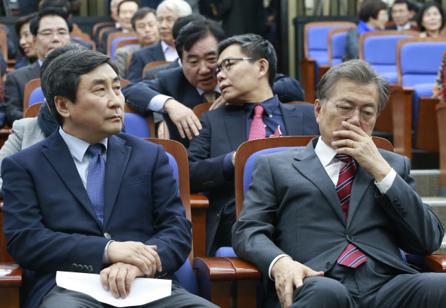 <YONHAP PHOTO-1765> 고심 깊은 문재인 대표 (서울=연합뉴스) 이상학 기자 = 새정치민주연합 문재인 대표가 6일 오후 국회에서 열린 의원총회에서 생각에 잠겨 있다. 2015.11.6 leesh@yna.co.kr/2015-11-06 14:36:50/ <저작권자 ⓒ 1980-2015 ㈜연합뉴스. 무단 전재 재배포 금지.>
New Politics Alliance for Democracy chairman Moon Jae-in (right) and floor leader Lee Jong-kul attend a general meeting with the party’s lawmakers at the National Assembly on Friday.   Yonhap