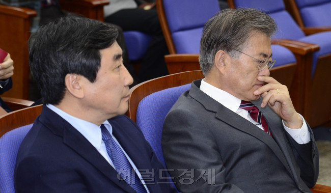 문재인 새정치민주연합 대표와 이종걸 원내대표가 6일 오후 서울 여의도 국회에서 열린 의원총회에서 의원들의 발언을 듣고 있다. 박해묵 기자/mook@heraldcorp.com