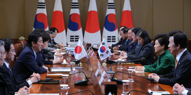 President Park Geun-hye and Japanese Prime Minister Shinzo Abe hold a summit at Cheong Wa Dae this week. (Yonhap)