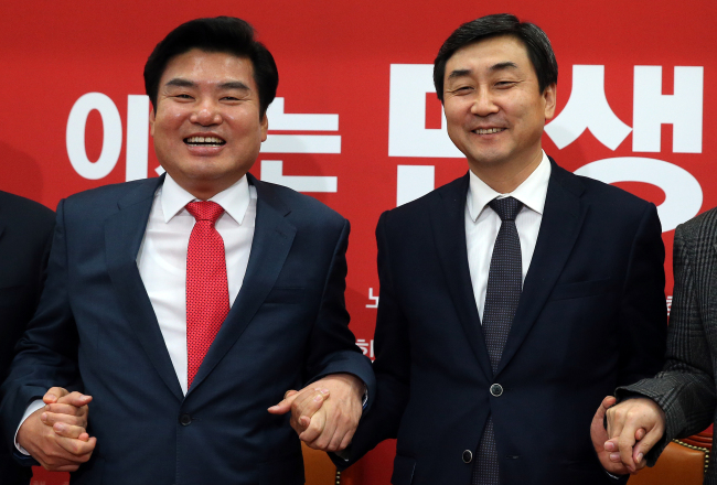 The Saenuri Party whip Rep. Won Yu-chul(right) and the NPAD whip Rep. Lee Jong-kul. Yonhap