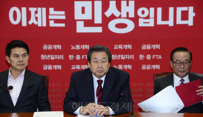 김무성 새누리당 대표가 9일 오전 국회에서 열린 최고위원회의를 주재하고 있다. 문재인 새정치민주연합 대표가 전날 발표한 주거ㆍ중소기업ㆍ갑을ㆍ노동 등 4대 개혁 가운데 노동개혁 방안이 정부ㆍ여당과 비슷한 지향점을 갖고 있다며 조속 입법을 촉구했다. 박해묵 기자/mook@heraldcorp.com