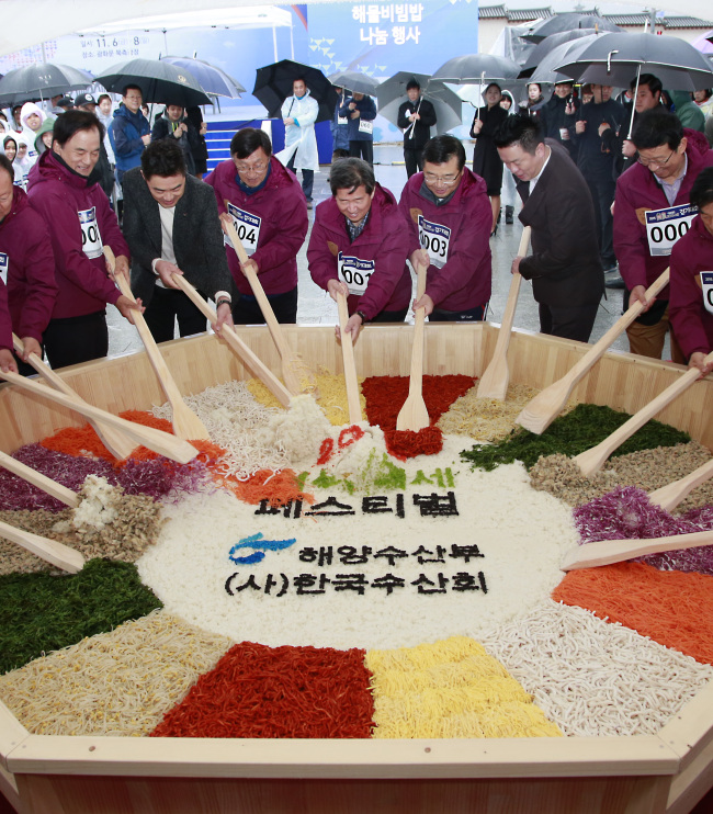 <YONHAP PHOTO-0638> 어식백세 페스티벌, 초대형 비빔밥 (서울=연합뉴스) 이상학 기자 = 8일 오전 서울 종로구 광화문광장에서 열린 '2015 어식백세 페스티벌'에서 윤학배 해양수산부 차관(가운데), 박재영 한국수산회 회장,홍보대사 컬투 등 주요 인사들이 초대형 해물 비빔밥을 만들고 있다. 한국수산회가 주관한 이번 행사는 우수한 우리 어식문화를 알리고 수산식품 경쟁력 강화와 소비촉진을 위해 마련됐다. 2015.11.8 leesh@yna.co.kr/2015-11-08 10:48:53/ <저작권자 ⓒ 1980-2015 ㈜연합뉴스. 무단 전재 재배포 금지.>
<YONHAP PHOTO-0638> 어식백세 페스티벌, 초대형 비빔밥 (서울=연합뉴스) 이상학 기자 = 8일 오전 서울 종로구 광화문광장에서 열린 '2015 어식백세 페스티벌'에서 윤학배 해양수산부 차관(가운데), 박재영 한국수산회 회장,홍보대사 컬투 등 주요 인사들이 초대형 해물 비빔밥을 만들고 있다. 한국수산회가 주관한 이번 행사는 우수한 우리 어식문화를 알리고 수산식품 경쟁력 강화와 소비촉진을 위해 마련됐다. 2015.11.8 leesh@yna.co.kr/2015-11-08 10:48:53/ <저작권자 ⓒ 1980-2015 ㈜연합뉴스. 무단 전재 재배포 금지.>