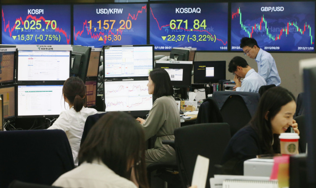 A board in the trading room at KEB Hana Bank in Seoul shows the drops in Korean currency and stocks on Monday. (Yonhap)