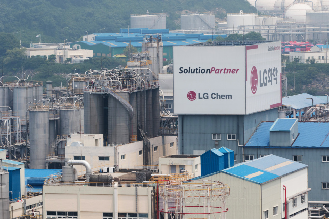 LG Chem’s industrial complex in Yeosu, South Jeolla Province. (Bloomberg)