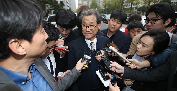 Professor Choi Mong-lyong is surrounded by the press as he heads to his home in Yeouido, Friday. (Yonhap)