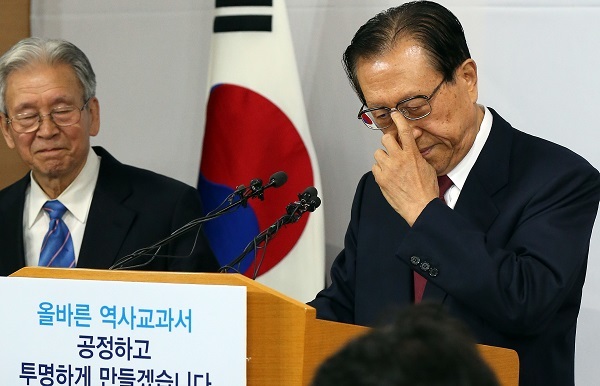 National Institute of Korean History president Kim Jung-bae (right) reacts to a question during a press conference on the government’s plans for its history textbook publication at the government complex in Seoul on Wednesday.  (Yonhap)