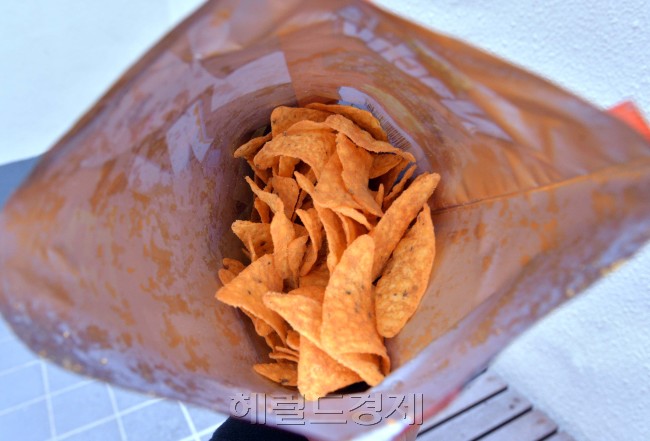 어린이들이 즐겨찾는 과자. 질소 포장을 빼내니 남는 과자의 양이 쑥 줄어든다. 사진=이상섭 기자/babtong@heraldcorp.com