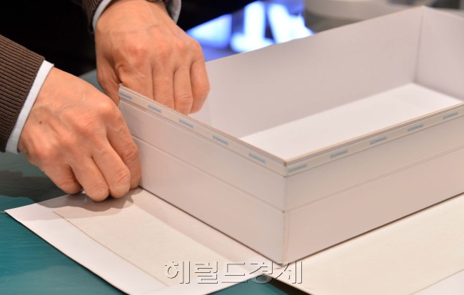 포장은 일종의 트릭이다. 과대 포장에 따른 고비용을 소비자에 떠넘긴다는 비난도 받지만, 상품을 보다 고급스럽게 해준다는 점에서 필수적인 완성품 전 단계라는 의견도 나온다. 포장을 준비하는 모습. 사진=이상섭 기자/babtong@heraldcorp.com